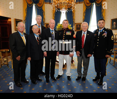 110915-M-BZ453-072 WASHINGTON (15. September 2011) US Marine Sgt. Dakota Meyer, Center, steht für ein Foto mit Armee Sgt. 1. Klasse Leroy Petry, rechts und andere Marine und Armee Medal Of Honor Empfänger im Rahmen eines Empfangs vor einer Zeremonie seine Medal Of Honor von Präsident Barack Obama im Weißen Haus empfangen. Meyer ist der erste lebende Marine, die Medaille zu empfangen, während laufender Geschäftstätigkeit für Aktionen im Einsatz in Afghanistan im Jahr 2009. (U.S. Marine Corps Foto von Sgt. Alvin Williams/freigegeben) UNS Marine 110915-M-BZ453-072 US Marine Sgt. Dakota Meyer, Center, steht für ein Foto mit Stockfoto