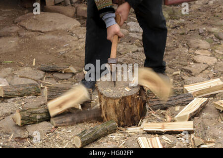 Mann Feuer Holzhacken mit Bewegungsunschärfe Stockfoto