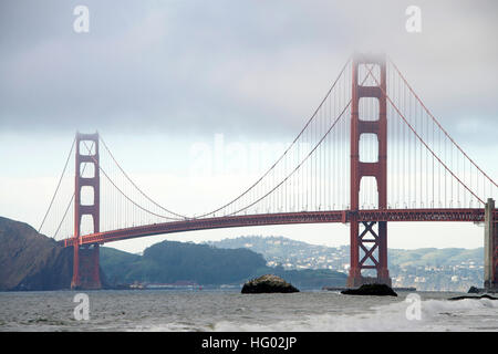 Golden Gate Bridge in San Francisco betrachtet im Hintergrund, eingehüllt in Nebel von Baker Beach mit Marin County. Stockfoto