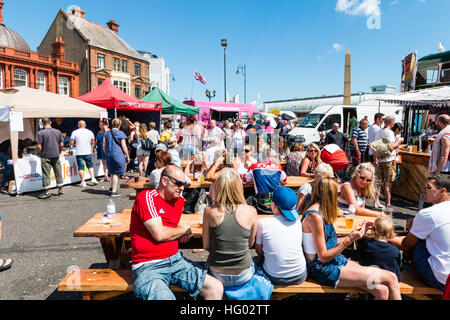 Englisch Meer in Ramsgate mit Menschen an Tischen und Stühlen Drinks genießen bei sehr heißem Wetter im Sommer sitzen. Stockfoto