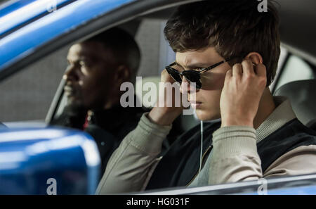 BABY DRIVER 2017 Big Talk Productions Film mit Jamie Foxx auf der linken Seite und Ansel Elgort Stockfoto