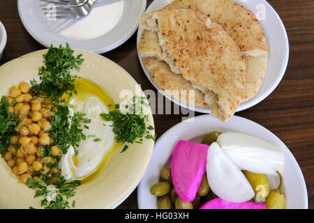 Hummus. Einem arabischen levantinischen Dip oder Aufstrich aus gekochten, zerdrückten Kichererbsen mit Tahin, Olivenöl, Zitronensaft, Salz und Knoblauch gemischt. Garniert mit Stockfoto