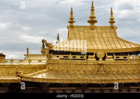 Lhasa, Tibet - der Blick auf das goldene Dach Jokhang Tempel, dem Heiligen Tempel in Lhasa in der Tageszeit. Stockfoto