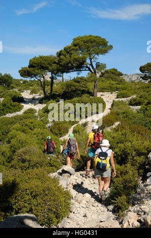 Wanderer auf einen Pfad oder einen Trail in der Nähe von der Calanque d ' en Vau in den Calanques Nationalpark Cassis Provence Frankreich Stockfoto