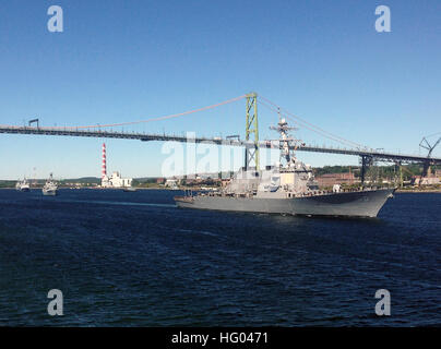 HALIFAX, Nova Scotia (12. September 2016) Lenkwaffenzerstörer USS Gonzalez (DDG-66) geht unter der McDonald Brücke während eines Trainings vorbei, die auf See Phase der Übung Cutlass Fury 2016 beginnen. Von Maritime Forces Atlantic gehostet und von kanadischen Flotte Atlantic ausgeführt, ist Cutlass Fury16 eine kombinierte, gemeinsame, maritime Übung zur Förderung und Verbesserung der regionalen Zusammenarbeit Maritime Partner mit Interesse an Atlantic Sicherheit vor der Ostküste von Nordamerika. (US Navy Foto von Lt. CMdR Candice Tresch/freigegeben) 160912-N-RI307-020 an der Unterhaltung teilnehmen: http://www.navy.mil/ Stockfoto