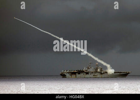 160918-N-BB269-036 PHILIPPINENSEE (18. September 2016) der Wasp-Klasse amphibische Angriff Schiff USS Bonhomme Richard (LHD-6) Brände eine Sea Sparrow-Rakete während einer Rakete Übung Valiant Shield 2016. Valiant Shield 16 ist eine Biennale, nur in den USA, Feld-Übung (FTX) mit einem Schwerpunkt auf Integration der gemeinsamen Ausbildung unter den US-Streitkräften. Germantown, Bestandteil der Bonhomme Richard Expeditionary Strike Group mit eingeschifften 31. Marine Expeditionary Unit, partizipiert an Valiant Shield in Marine Integration und gemeinsame Funktionen im Falle von Konflikten, Kontingenz oder Dis zu erhöhen Stockfoto