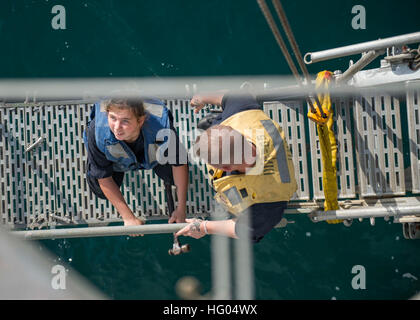 161019-N-GP524-355 Mittelmeer (19. Oktober 2016) Seemann Megan Glazebrook, links und Petty Officer 2. Klasse Christopher Harris vorzubereiten, eine Unterkunft Leiter an Bord der geführte Flugkörper-Zerstörer USS Stout (DDG-55) zu erhöhen. Stout, eingesetzt als Teil der Eisenhower Carrier Strike Group führt Marinebetriebe in den USA 6. Flotte Bereich der Maßnahmen zur Erhöhung der Sicherheit der Vereinigten Staaten in Europa interessiert. (Foto: U.S. Navy Petty Officer 3rd Class Bill Dodge) USS STOUT (DDG-55) BEREITSTELLUNG 2016 161019-N-GP524-355 Stockfoto