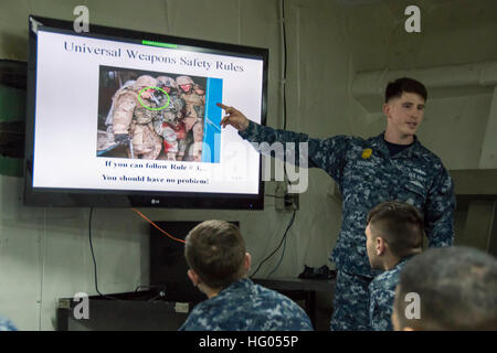 161114-N-TH560-016 SASEBO, Japan (14. November 2016) Petty Officer 2. Klasse William Sickler, von Old Town, Florida, weist Matrosen auf Waffen Sicherheit während einer grundlegenden Wache an Bord der amphibischen Angriff Schiff USS Bonhomme Richard (LHD-6). Bonhomme Richard, vorwärts-bereitgestellt von Sasebo, Japan dient nach vorne schnellen Reaktionsfähigkeit im Falle einer regionalen Kontingenz oder Naturkatastrophe bieten. (Foto: U.S. Navy Petty Officer 3rd Class Jeanette Mullinax/freigegeben) USS Bonhomme Richard (LHD-6) Waffen Sicherheit 161114-N-TH560-016 Stockfoto