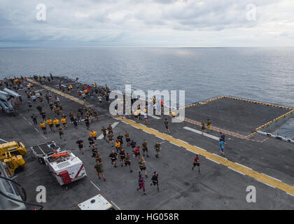 161124-N-TN558-010 indischen Ozean (24. November 2016) Matrosen und Marinesoldaten an Bord der USS Makin Island (LHD 8) teilnehmen in der Thanksgiving Day Türkei Trab 5 K auf dem Flugdeck Makin Island, das Flaggschiff der Makin amphibische bereit Inselgruppe, amphibische feierte Thanksgiving während des Betriebs in den USA 7. Flotte Einsatzgebiet mit der eingeschifften 11. Marine Expeditionary Unit zur Unterstützung von Sicherheit und Stabilität in der Indo-Asien-Pazifik-Region. (Foto: U.S. Navy Petty Officer 1st Class Jason J. Perry/freigegeben) USS Makin Insel Thanksgiving 5 K 161124-N-TN558-010 Stockfoto