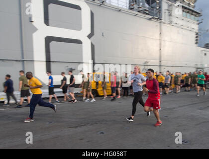 161124-N-TN558-170INDIAN Ozean (24. November 2016) Petty Officer 3rd Class Kayla Kazmierski aus Clifford, Pennsylvania, nimmt in der Thanksgiving Day Türkei Trab 5-Kilometer-Lauf auf dem Flugdeck der amphibischen Angriff Schiff USS Makin Island (LHD 8). Makin Island, das Flaggschiff der Makin amphibische bereit Inselgruppe, feierte während des Betriebs in den USA Thanksgiving 7. Flotte Einsatzgebiet mit der eingeschifften 11. Marine Expeditionary Unit zur Unterstützung von Sicherheit und Stabilität in der Indo-Asien-Pazifik-Region. (Foto: U.S. Navy Petty Officer 1st Class Jason J. Perry/freigegeben) USS Makin Island Tha Stockfoto