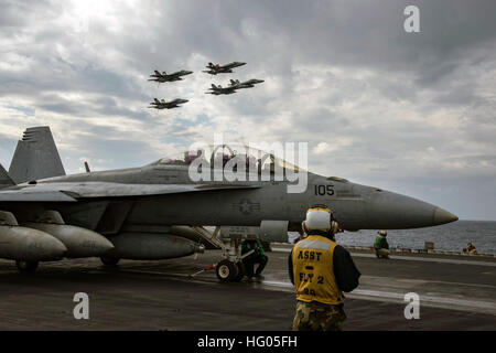 Mittelmeer (13. Dezember 2016) Flugzeuge zugeordnet, Carrier Air Wing (CVW) 3 fliegen in Formation über das Flugdeck des Flugzeugträgers USS Dwight D. Eisenhower (CVN-69) (Ike) im Flugbetrieb. Ike, derzeit im Einsatz als Bestandteil der Eisenhower Carrier Strike Group führt Marinebetriebe in den USA 6. Flotte Bereich der Maßnahmen zur Erhöhung der Sicherheit der Vereinigten Staaten in Europa interessiert. (Foto: U.S. Navy Petty Officer 3rd Class Robert J. Baldock) 161213-N-TV337-172 mitreden: http://www.navy.mil/viewGallery.asp http://www.facebook.com/USNavy http://www.twitter Stockfoto