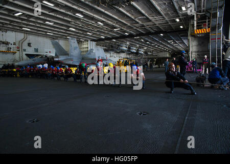 161214-N-KJ380-070 Mittelmeer (14. Dezember 2016) Segler hieven eine Linie verbunden, die schnell Kampfunterstützung Schiff USNS Arctic (T-AOE 8) in der Hangarbucht des Flugzeugträgers USS Dwight D. Eisenhower (CVN-69) (Ike) während einer Auffüllung auf See. Ike, derzeit im Einsatz als Bestandteil der Eisenhower Carrier Strike Group führt Marinebetriebe in den USA 6. Flotte Bereich der Maßnahmen zur Erhöhung der Sicherheit der Vereinigten Staaten in Europa interessiert. (Foto: U.S. Navy Seemann Neo B. Greene III) USS Dwight D. Eisenhower Bereitstellung 161214-N-KJ380-070 Stockfoto