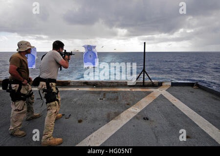 110919-N-RC734-606 Pazifik (19. September 2011) BoatswainÕs Mate 3. Klasse Justin Sims feuert eine M4-Gewehr während einer Kleinwaffen Leben Feuer Übung auf dem Flugdeck an Bord der amphibischen Dock Landungsschiff USS Comstock (LSD-45). Comstock läuft in den USA 3. Flotte Aufgabengebiet und kehrt zu seinem Heimathafen San Diego nach einer siebenmonatigen westlichen Pazifischen Bereitstellung. (Foto: U.S. Navy Mass Communication Specialist 2. Klasse Joseph M. Buliavac/freigegeben) US Navy 110919-N-RC734-606 Boatswain Mate 3. Klasse Justin Sims Brände eine M4-Gewehr während eines Kleinwaffen-live-Feuer-Trainings Stockfoto