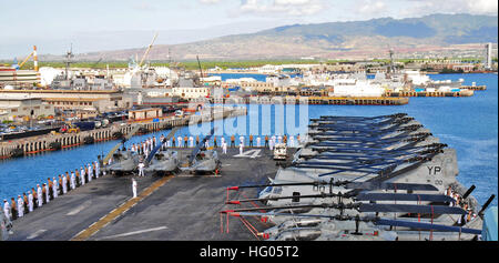 110920-N-ZZ999-186 gemeinsame Basis PEARL HARBOR-HICKAM (20. September 2011) Matrosen und Marinesoldaten Mann die Schienen auf dem amphibischen Angriff Schiff USS Boxer (LHD-4) als das Schiff kommt in gemeinsame Basis Pearl Harbor-Hickam für einen geplanten Hafen-Besuch. Boxer und der 13. Marine Expeditionary Unit (13. MEU) sind in den USA unterwegs 3. Flotte Aufgabengebiet während der Bereitstellung an den westlichen Pazifischen Ozean. (US Navy Foto von Seemann Carrel Regis/freigegeben) UNS Marine 110920-N-ZZ999-186 Matrosen und Marinesoldaten Mann von den Schienen auf den amphibischen Angriff Schiff USS Boxer (LHD-4) Stockfoto