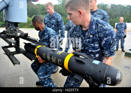 110921-N-YG591-096 NORFOLK (21. September 2011) Aviation Ordnancemen legen eine Hellfire-Rakete auf ein MH-60 Sea Hawk Hubschrauber zugewiesen, die ÒChargersÓ der Hubschrauber Meer bekämpfen Squadron (HSC) 26 für eine live-Fire Trainingsmission. (Foto: U.S. Navy Mass Communication Specialist 3. Klasse Scott A. Raegen/freigegeben) US Navy 110921-N-YG591-096 Aviation Ordnancemen legen eine Hellfire-Rakete auf ein MH-60 Sea Hawk-Hubschrauber Stockfoto
