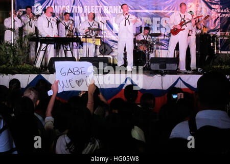 110921-N-FP123-853 CEBU CITY, Philippinen (21. September 2011) A Fan hält ein Schild für Musiker 3. Klasse Gabriel Brown während eines Auftritts der US 7. Flotte Band, Orient Express, bei Fuente Osmena Circle in Cebu City. Die Band ist Cebu City im Rahmen des Programms der US-Botschaft "Amerika In 3D", ein Programm entwickelt, um US-Kultur, Werte und Dienstleistungen auf den Philippinen gemeinsam besuchen. (Foto: U.S. Navy Musiker 3. Klasse Zachary Buckwash/freigegeben) US Navy 110921-N-FP123-853 A Fan hält ein Schild für Musiker 3. Klasse Gabriel Brown während eines Auftritts der US 7. Flotte Band, Orient-Express Stockfoto