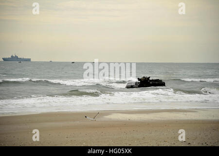 120206-N-KB666-180 CAMP LEJEUNE, North Carolina (6. Februar 2012) amphibische Fahrzeuge (AAV) aus dem amphibious Transport dock Schiff USS Oak Hill (LSD-51) machen ihren Weg in Richtung der Küste bei einem amphibischen Angriff im Rahmen des kühnen Alligator 2012 ausüben. Übung Bold Alligator 2012, die größte amphibische Marineübung in den letzten 10 Jahren stellt der Navy und des Marine Corps Revitalisierung des gesamten Spektrums der amphibische Operationen. Die Übung konzentriert sich auf heutigen Kampf mit heutigen Kräfte, während die Vorteile der Seabasing präsentiert. Diese Übung wird stattfinden vom 30 Januar bis 12. Februar, 20 Stockfoto