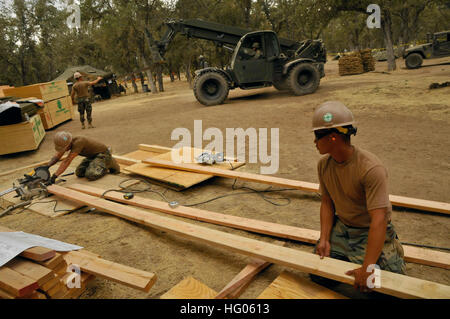 110923-N-SM578-009 fort HUNTER LIGGETT, Abräumer Seabees, Mobile Bau-Bataillon (NMCB) vierzig, Bravo Schifffahrtsgesellschaft Schnitt Bauholz für Bauvorhaben zugeordnet. VIERZIG NMCB ist derzeit in seiner letzten Feld Training Übung (FTX) und Bewertung vor ihrer bevorstehenden Pacific Command-Bereitstellung im November Teil. Das Bataillon soll bis zum Abschluss der Bereitstellung im Sept. 2012 stillzulegen. U.S. Navy Foto von Chief Masse Kommunikation Spezialist Michael B. Watkins US Navy 110923-N-SM578-009 Seabees zugewiesen, Naval Mobile Bau Bataillon (NMCB) 40, Bravo Company, cu Stockfoto