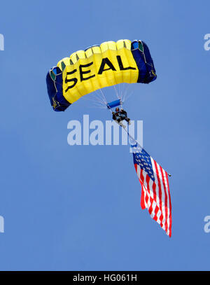 110924-N-OU681-098 CORONADO, Kalifornien (24. September 2011) Senior Chief Special Warfare Operator (Siegel) Larry Summerfield, zugeordnet der US Navy Fallschirm Demo Team, die Frösche springen fliegt eine amerikanische Flagge während der Eröffnungsfeier der Coronado Speed Festival, ein Flagschiff der Flotte Woche San Diego. Flotte Woche San Diego können Bereich Bewohner und Besucher zur Teilnahme an Veranstaltungen, die den Geist und die Errungenschaften der Matrosen, Marines und Küste Gardisten zu feiern. (Foto: U.S. Navy Mass Communication Specialist 1. Klasse Michelle Turner/freigegeben) U.S. Navy 110924-N-OU681-098 Senior Chie Stockfoto