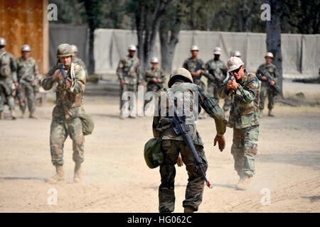 110924-N-SM578-051 fort HUNTER LIGGETT, Abräumer Seabees, Mobile Bau-Bataillon 40, Bravo Schifffahrtsgesellschaft Praxis zugewiesen abnehmen Übungen während der Einsatzregeln (ROE) und Eskalation der Kraft Ausbildung an Fort Hunter Liggett, Calif. 24. September 2011. VIERZIG NMCB ist derzeit in seiner letzten Feld Training Übung (FTX) und Bewertung vor ihrer bevorstehenden Pacific Command-Bereitstellung im November Teil. Das Bataillon soll bis zum Abschluss der Bereitstellung im Sept. 2012 stillzulegen. U.S. Navy photo von Chief Masse Kommunikation Spezialist Michael B. Watkins US Navy 11 Stockfoto