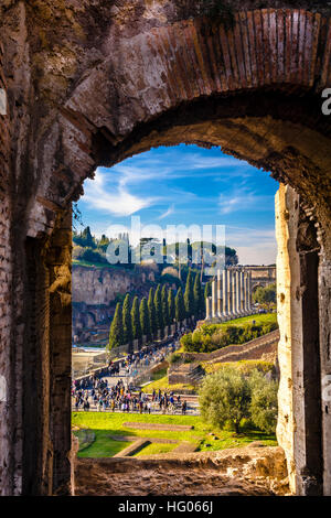 Ein Blick auf das Palatin von innen das Kolosseum in Rom. Stockfoto