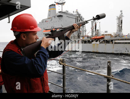 111004-N-KB052-041 Pazifik (4. Oktober 2011) Gunner Mate Seemann Brandon Fist feuert eine Schuss Linie aus der Ticonderoga-Klasse geführte Flugkörper Kreuzer USS Cowpens (CG-63), der Military Sealift Command Flotte Nachschub Öler USNS Rappahannock (T-AO 204) während ein Nachschub auf dem Meer. Cowpens nahm während der Auffüllung auf 145.000 Gallonen Kraftstoff und 3.000 Pfund von Ersatzteilen und Zubehör. Cowpens vorwärts nach Yokosuka, Japan bereitgestellt wird und läuft in den USA 7. Flotte Aufgabengebiet. (Foto: U.S. Navy Mass Communication Specialist 1. Klasse N. Ross Taylor/freigegeben) US-Nav Stockfoto