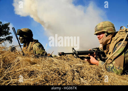 111008-N-SM578-005 fort HUNTER LIGGETT, Kalifornien--Seabees zugewiesen, Naval Mobile Bau Bataillon (NMCB) vierzig verteidigen ihr Lager in einem simulierten Feuergefecht als Bestandteil ihrer Abschlussbewertung Problem während einer Übung auf Fort Hunter Liggett, 8. Oktober 2011.  VIERZIG NMCB ist derzeit in seiner letzten Feld Training Übung (FTX) und Bewertung vor ihrer bevorstehenden Pacific Command-Bereitstellung im November Teil. Das Bataillon soll bis zum Abschluss der Bereitstellung im Sept. 2012 stillzulegen. U.S. Navy photo von Chief Masse Kommunikation Spezialist Michael B. Watkins US Navy 1 Stockfoto