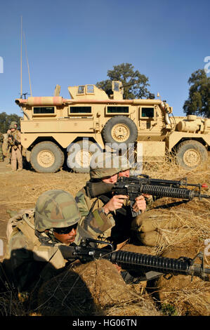 111008-N-SM578-038 fort HUNTER LIGGETT, Kalifornien--Seabees zugewiesen, Naval Mobile Bau Bataillon (NMCB) vierzig verteidigen ihr Lager in einem simulierten Feuergefecht als Bestandteil ihrer Abschlussbewertung Problem während einer Übung auf Fort Hunter Liggett, 8. Oktober 2011.  VIERZIG NMCB ist derzeit in seiner letzten Feld Training Übung (FTX) und Bewertung vor ihrer bevorstehenden Pacific Command-Bereitstellung im November Teil. Das Bataillon soll bis zum Abschluss der Bereitstellung im Sept. 2012 stillzulegen. U.S. Navy photo von Chief Masse Kommunikation Spezialist Michael B. Watkins US Navy 1 Stockfoto