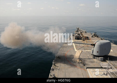 111013-N-XQ375-003 Arabisches Meer (13. Oktober 2011) geführte Flugkörper Zerstörer USS Mitscher (DDG-57) feuert seine MK-45 5-Zoll/54-Kaliber leichtes Gewehr während eines Waffen-Trainings. Mitscher bereitgestellt wird, in die USA 5. Flotte Bereich der Verantwortung, die Sicherheit im Seeverkehr Operationen durchführen. (Foto: U.S. Navy Mass Communication Specialist 3. Klasse Deven B. King/freigegeben) US Navy 111013-N-XQ375-003 geführte Flugkörper Zerstörer USS Mitscher (DDG-57) feuert seine MK-45 5-Zoll-54-Kaliber leichtes Gewehr Stockfoto