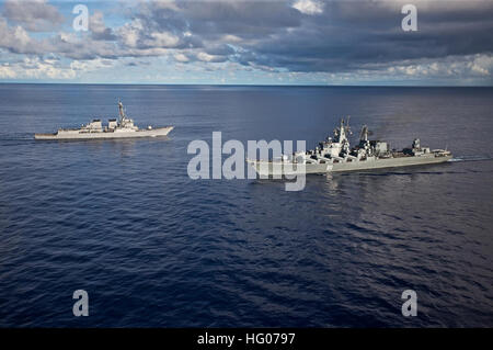 111015-N-ZZ999-257 PHILIPPINENSEE (15. Oktober 2011) die Arleigh-Burke-Klasse geführte Flugkörper Zerstörer USS Fitzgerald (DDG-62), links, läuft gegenüber der Russischen Föderation navy Slava-Klasse Kreuzer Varyag RFS während ein Pass und Überprüfung Zeremonie abschließenden Übung Pacific Eagle. (US Navy Foto von CMdR Jason W. Orender/freigegeben) US Navy 111015-N-ZZ999-257 die Arleigh Burke-Klasse geführte Flugkörper Zerstörer USS Fitzgerald (DDG-62), links, läuft gegenüber dem russischen Federat Stockfoto