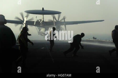 111016-N-VN693-127 Arabisches Meer (16. Oktober 2011) Luftfahrt, den Bootsmann die Verknüpfungen wiederherstellen nach dem Start einer E - 2 C Hawkeye zugewiesen, die Golden Hawks von Airborne frühe Warnung Squadron (VAW) 112 im Flugbetrieb an Bord des Flugzeugträgers USS John C. Stennis (CVN-74). John C. Stennis ist in den USA bereitgestellt 5. Flotte Aufgabengebiet Durchführung Seesicherheit Betrieb und Support von Missionen im Rahmen der Operationen Enduring Freedom und New Dawn. (Foto: U.S. Navy Mass Communication Specialist 2. Klasse Walter M. Wayman/freigegeben) US Navy 111016-N-VN693-127 Aviation Bootsmann Kumpels Stockfoto