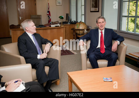 111021-N-AC887-002 LONDON, England (21. Oktober 2011) Secretary Of The Navy (SECNAV) besucht die Honorable Ray Mabus mit Großbritanniens Minister der Verteidigung Phillip Hammond. Später am Abend besuchte Mabus eine Trafalgar Nacht Abendessen, zum Gedenken an die Schlacht von Trafalgar, den entscheidenden Sieg der britischen Royal Navy während des Dritten Koalitionskrieges. (US Navy Foto von Chief Masse Kommunikation Spezialist Sam Rasierer/freigegeben) UNS Marine 111021-N-AC887-002 Secretary Of The Navy (SECNAV) besucht die Honorable Ray Mabus mit Großbritanniens Minister der Verteidigung Phillip Hammond Stockfoto