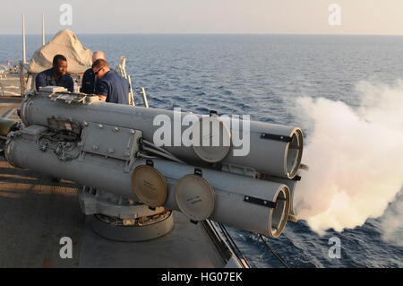 111019-N-XQ375-346 Arabisches Meer (19. Oktober 2011) Sonar Techniker Seemann Eugene Roberts, sehen Sie rechts und Chief Sonar Techniker Steven Kincade wie Sonar Techniker Seemann Darian Johnson ein Luft-Schnecke aus der MK-32 Oberfläche Schiff Torpedo Tube an Bord der geführte Flugkörper-Zerstörer USS Mitscher (DDG-57 feuert). Mitscher bereitgestellt wird, in die USA 5. Flotte Aufgabengebiet Durchführung von maritimen Sicherheit und Unterstützung Missionen. (Foto: U.S. Navy Mass Communication Specialist 3. Klasse Deven B. King/freigegeben) US-111019-N-XQ375-346 Marineseeleute zusehen, wie Sonar Techniker Seemann Darian Johnson fi Stockfoto