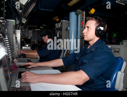 111022-N-FI736-084 Atlantik (22. Oktober 2011) Feuer Controlman 3. Klasse Joshua Wyland, rechts, steht Radar System Uhr während Chef Elektronik Techniker Ryan Kingery Kampfsysteme Uhr im combat Informationscenter an Bord der geführte Flugkörper-Zerstörer USS Arleigh Burke (DDG-51) steht. Arleigh Burke ist unabhängige Deployer Zertifizierungen weiter, nach Abschluss der Übung Joint Warrior 2011-2. (Foto: U.S. Navy Mass Communication Specialist 3. Klasse Scott Pittman/freigegeben) US-111022-N-FI736-084 Marineseeleute Stand Uhr im combat Informationscenter an Bord der Stockfoto