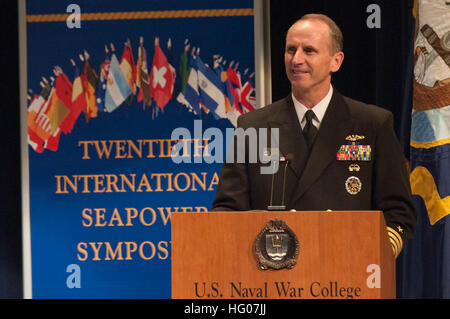 111021-N-TB118-127 NEWPORT, RI (21. Oktober 2011) Chief of Naval Operations (CNO) ADM Jonathan Greenert versucht schließen Marken eine internationale Delegation der ältere militärische Offiziere auf dem 20. internationalen Seemacht Symposium an der U.S. Naval War College. Mehr als 170 hochrangige Offiziere aus mehr als 100 Ländern besuchen das Symposium eine zweijährliche Veranstaltung das Clusternamenobjekt. (US Navy Foto von Chief Petty Officer James B. Clark/freigegeben) US Navy 111021-N-TB118-127 Chief of Naval Operations (CNO) ADM Jonathan Greenert schließen Markierungen an eine internationale Delegation der senior Milit vorgenommen Stockfoto