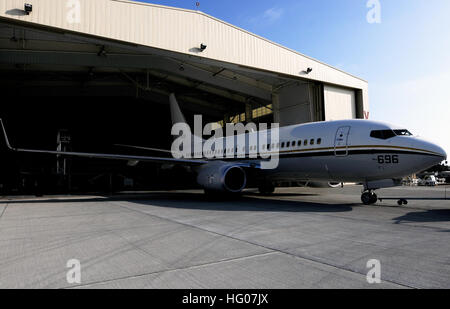 111021-N-WD757-175 SAN DIEGO (21. Oktober 2011) tritt eine C-40 Clipper zugewiesen, Fleet Logistics Support Squadron (VR) 57 einen Hangar nach der Ankunft in Naval Air Station North Island. Die C-40 bietet bessere Kraftstoffeffizienz, Reichweite und Nutzlast und die C-9 b Skytrain II-Flugzeuge ersetzt. (Foto: U.S. Navy Masse Kommunikation Seemann Carlos M. Vazquez II / veröffentlicht) US Navy 111021-N-WD757-175 A C-40 Clipper zugewiesen, Fleet Logistics Support Squadron (VR) 57 betritt einen Hangar nach der Ankunft in der Naval Air Station Stockfoto