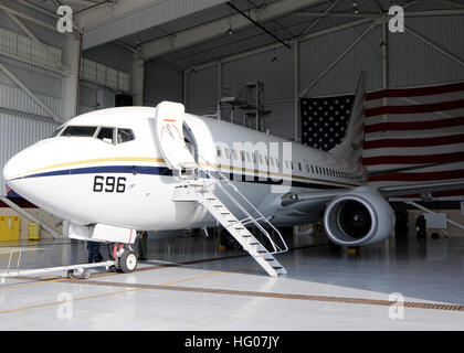 111021-N-WD757-218 SAN DIEGO (21. Oktober 2011) ist ein C-40 Clipper zugewiesen, Fleet Logistics Support Squadron (VR) 57 in einem Hangar nach der Ankunft in Naval Air Station North Island. Die C-40 bietet bessere Kraftstoffeffizienz, Reichweite und Nutzlast und die C-9 b Skytrain II-Flugzeuge ersetzt. (Foto: U.S. Navy Masse Kommunikation Seemann Carlos M. Vazquez II / veröffentlicht) US Navy 111021-N-WD757-218 A C-40 Clipper zugewiesen, Fleet Logistics Support Squadron (VR) 57 ist in einem Hangar nach der Ankunft in Naval Air Station N Stockfoto