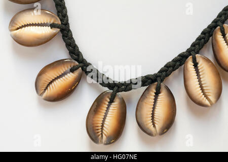 Kauri, Kauri, Muscheln Halskette set auf weißem Hintergrund Stockfoto