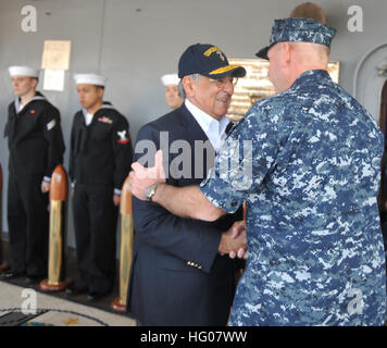 111026-N-CP762-140 YOKOSUKA, Japan (26. Oktober 2011) – Vize-Admiral Scott Swift, Commander, U.S. 7. US-Flotte begrüßt der US-Verteidigungsminister Leon Panetta bei seiner Ankunft an Bord den USA 7. Flottenkommando Flaggschiff USS Blue Ridge (LCC-19). Sekretärin Panetta Besuch im pazifischen Raum soll das US-Engagement in Asien stärken. (Foto: U.S. Navy Mass Communication Specialist 2. Klasse Fidel C. Hart-/Released) US-Verteidigungsminister besucht USS Blue Ridge 111026-N-CP762-140 Stockfoto