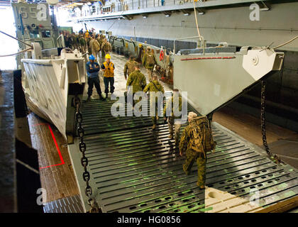 111031-N-NR955-090 (31. Oktober 2011) - 24. Marine Expeditionary Unit (MEU) Marines an Bord eine Landungsboot-Dienstprogramm (LCU) von Assault Craft Einheit (ACU) 2, amphibischer Angriff Schiff USS Iwo Jima (LHD-7) aussteigen. Iwo Jima partizipiert an den amphibischen Geschwader (PHIBRON) 8 und 24. MEU, PHIBRON MEU integrierte Ausbildung (PMINT). (Foto: U.S. Navy Mass Communication Specialist 3. Klasse Lauren G. Randall / veröffentlicht) US Navy 111031-N-NR955-090 Marines an Bord eine Landungsboot-Dienstprogramm von Assault Craft Einheit (ACU) 2 Stockfoto