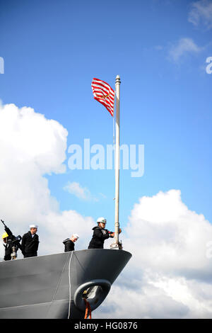 111101-N-XR557-060 NORFOLK (1. November 2011) A Sailor zugewiesen, der geführte Flugkörper Kreuzer USS Monterey (CG-61) wirft der Union Jack auf den Fahnenmast als das Schiff kehrt nach Hause zurück nach einer achtmonatigen Bereitstellung bis zum Mittelmeer. Monterey besucht 16 Häfen als die erste Plattform für die Raketenabwehr Europas. (Foto: U.S. Navy Mass Communication Specialist 2. Klasse Katerine Noll/freigegeben) US Navy 111101-N-XR557-060 A Sailor zugewiesen, der geführte Flugkörper Kreuzer USS Monterey (CG-61) wirft der Union Jack auf den Fahnenmast als Schiff Stockfoto