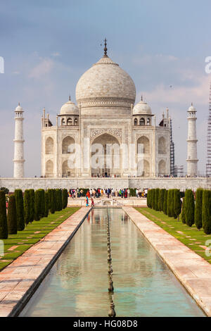 Der Reflex des Taj Mahal im Wasser in einem heißen Sommernachmittag. Agra, Uttar Pradesh. Indien Stockfoto