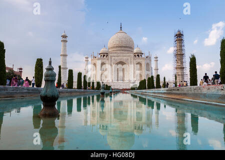 Der Reflex des Taj Mahal im Wasser in einem heißen Sommernachmittag. Agra, Uttar Pradesh. Indien Stockfoto