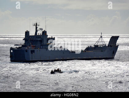 111110-N-RI884-059 Pazifik (10. November 2011) The Military Sealift Command trockene Ladung und Munition Schiff USNS Washington Kammern (T-AKE-11) ist an Bord von Mitgliedern eines Besuchs, Board, Suche und Beschlagnahme Team aus geführte Flugkörper Zerstörer USS O'Kane (DDG-77) während die integrierte maritime Übung Koa Kai. O' Kane beteiligt sich an Koa Kai mit dem Japan Maritime Self-Defense Force Hubschrauber Zerstörer JS Kurama (DDH 144), bereiten Sie unabhängige Anwender in vielen Bereichen der Kriegsführung und eine Ausbildung in einer Multi-Schiff-Umgebung. (Foto: U.S. Navy Mass Communication Specialist 2.Klasse Stockfoto