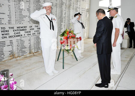 111112-N-FK977-142 PEARL HARBOR (Nov. 12, 2011) Admiral Patrick Walsh, Kommandeur der US-Pazifikflotte und Präsident der Philippinen Benigno Aquino III Pause für einen Moment der Stille während einer Kranzniederlegung Zeremonie an Bord der USS Arizona Memorial. Aquino und seine Delegation, moderiert von Walsh, besuchten Pearl Harbor während des Gipfels der asiatisch-pazifischen wirtschaftlichen Zusammenarbeit (APEC). (Foto: U.S. Navy Mass Communication Specialist 1. Klasse Shawn Gentile/freigegeben) US Navy 111112-N-FK977-142 ADM Patrick Walsh, Kommandeur der US-Pazifikflotte und Präsident der Philippinen Benigno Aquino III pause für eine Stockfoto