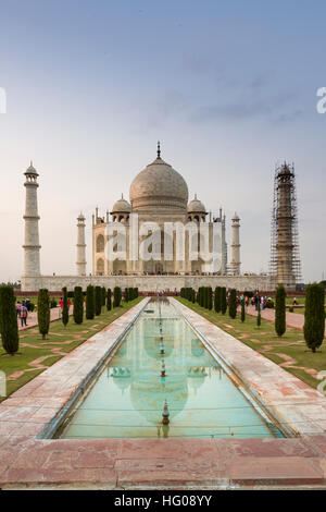 Der Reflex des Taj Mahal im Wasser in einem heißen Sommernachmittag. Agra, Uttar Pradesh. Indien Stockfoto