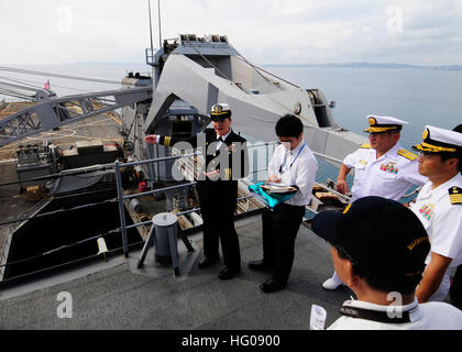 111112-N-WJ771-067 WHITE BEACH NAVAL Anlage, Okinawa (12. November 2011) CMdR Carol McKenzie, Kommandierender Offizier der vorwärts-Bereitstellung von amphibischen dock Landungsschiff USS Germantown (LSD-42), beschreibt die ShipÕs-Fähigkeiten, um Mitglieder der Japan Maritime Self-Defense Force und lokalen Würdenträger während einer Tour. Germantown richtete sich an öffentlichen November 12-13 im Rahmen des White Beach Festival, eine zweitägige, Open-Base Veranstaltung gesponsert von Commander, Flotte Aktivitäten Okinawa. (Foto: U.S. Navy Mass Communication Specialist 2. Klasse Casey H. Kyhl/freigegeben) U.S. Navy 111112-N-WJ771-067 CMdR Carol McKen Stockfoto