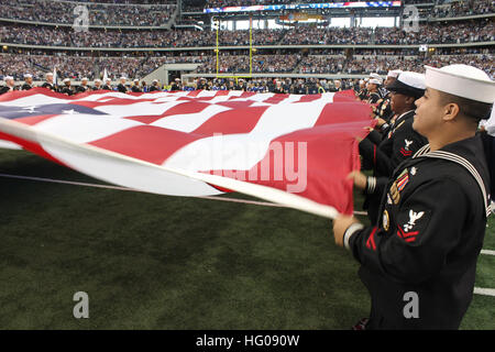 111113-N-GA946-127 ARLINGTON, Texas (13. November 2011) Segler zugewiesen Navy Recruiting District Dallas halten eine riesige amerikanische Flagge auf dem Feld im Cowboys Stadium in Arlington, Texas, während des Abspielens der Star - Spangled Banner zu Jahresbeginn ein Heimspiel der Dallas Cowboys gegen die Buffalo Bills. Die Dallas Cowboys Football Club geehrt alle fünf Zweige der Streitkräfte während der Pre-Game und Halbzeit Zeremonien. (Foto: U.S. Navy Mass Communication Specialist 1. Klasse Michael Tackitt/freigegeben) US Navy 111113-N-GA946-127 Matrosen Navy Recruiting District Dallas zugewiesen halten eine gia Stockfoto