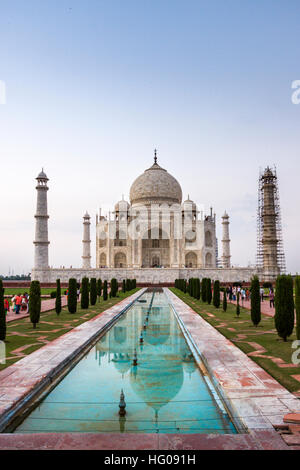 Der Reflex des Taj Mahal im Wasser in einem heißen Sommernachmittag. Agra, Uttar Pradesh. Indien Stockfoto