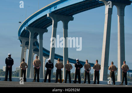 111114-N-PB383-347 SAN DIEGO (14. November 2011) Matrosen und Marinesoldaten an Bord der amphibischen Transportschiff der Dock USS New Orleans (LPD 18) Mensch die Schienen, als das Schiff für eine geplante Bereitstellung im Rahmen der Makin amphibische bereit Inselgruppe San Diego Bay Transit. Makin Island ist die Marine neueste amphibischer Angriff Schiff und das einzige Schiff der US Navy mit Hybrid-Elektro-Antrieb. (Foto: U.S. Navy Mass Communication Specialist 3. Klasse Dominique Pineiro/freigegeben) UNS Marine 111114-N-PB383-347 Matrosen und Marinesoldaten an Bord der amphibischen Transportschiff der Dock USS New Orleans (LPD 18) Mann der ra Stockfoto